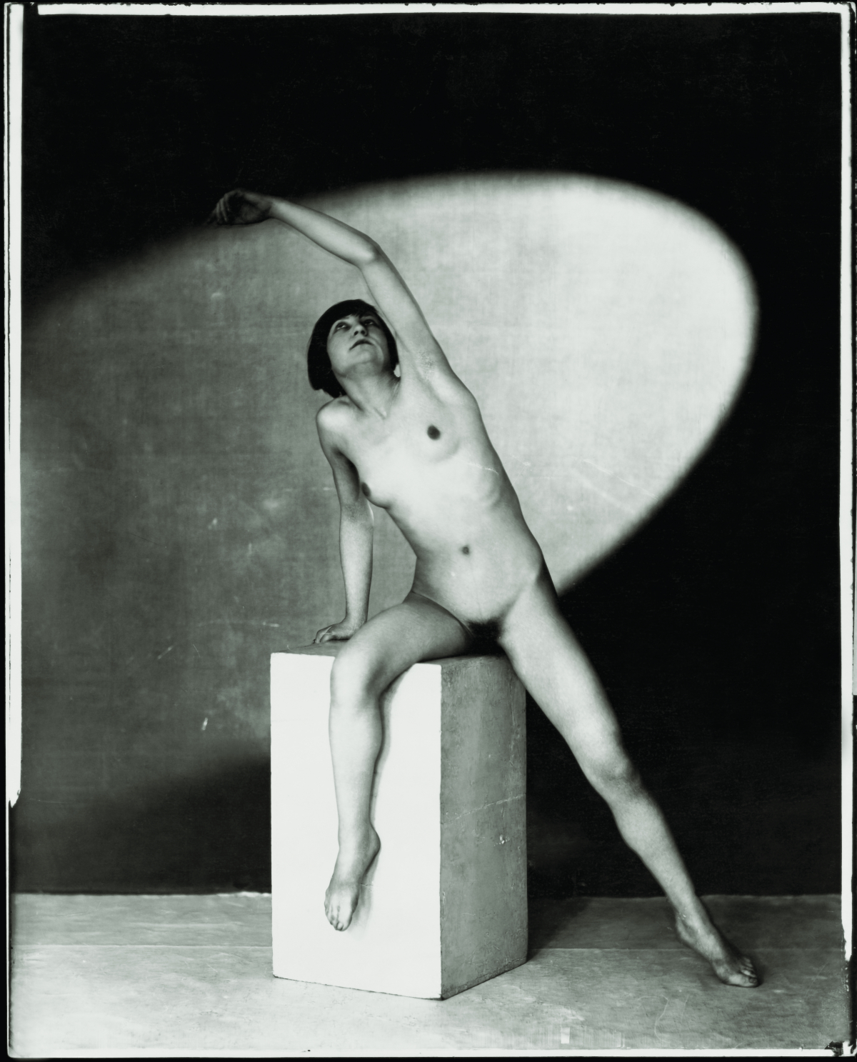 František Drtikol, Nude women sitting on the prism